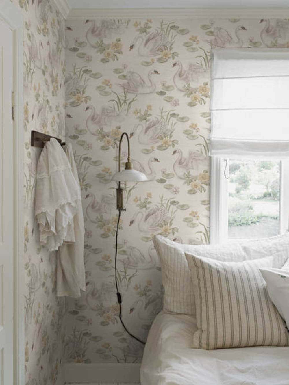 borastapeter newbie wallpaper ii lily swan 6926 behang 1
