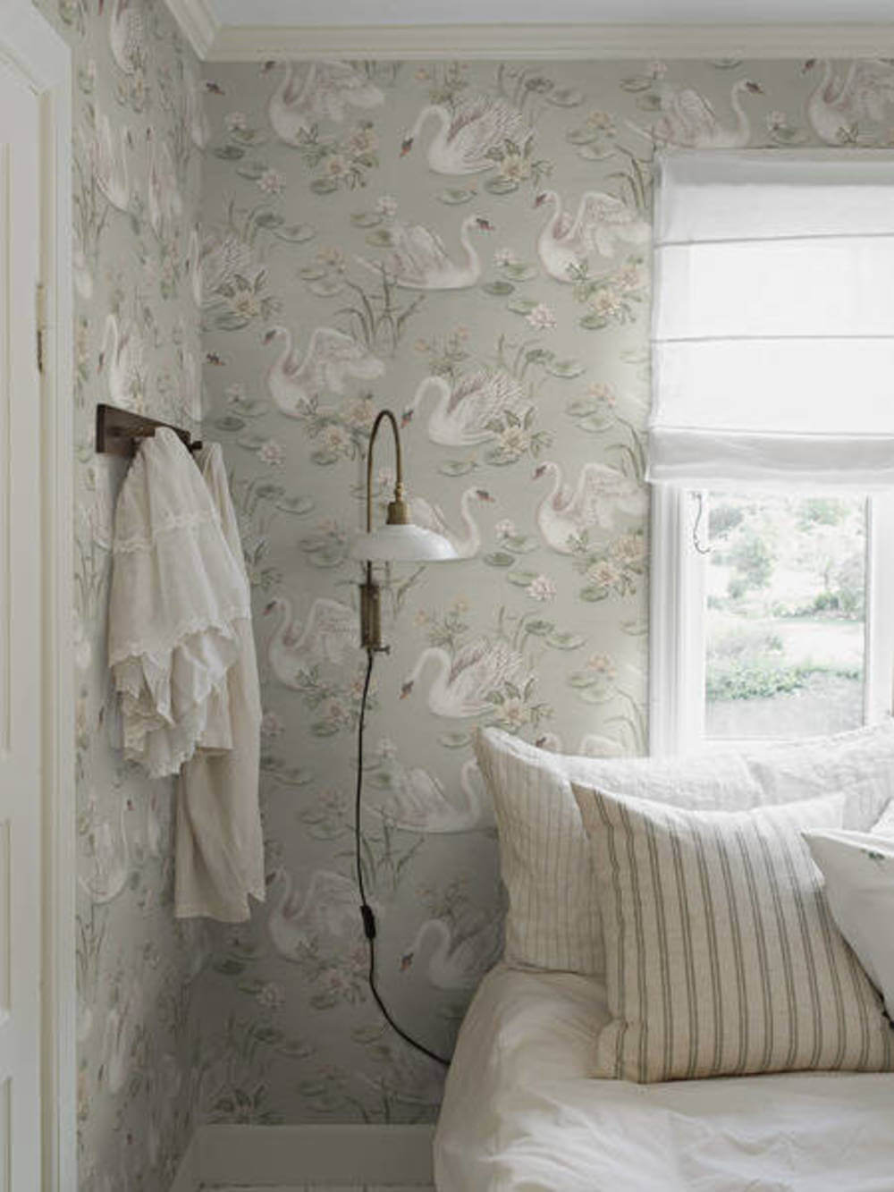 borastapeter newbie wallpaper ii lily swan 6925 behang 1