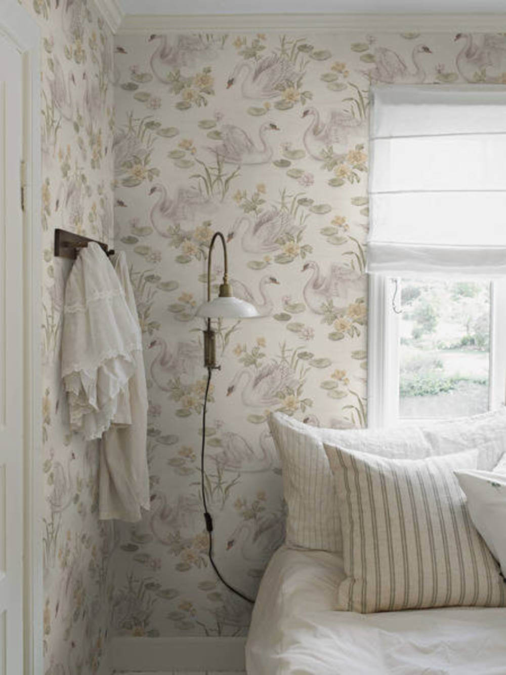 borastapeter newbie wallpaper ii lily swan 6926 behang 1