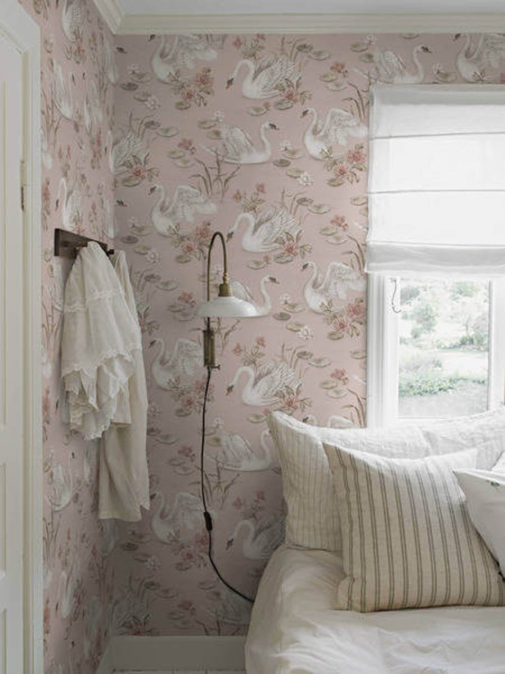 borastapeter newbie wallpaper ii lily swan 6927 behang 1